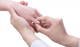 订婚戒指带哪个手指