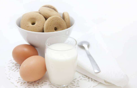 牛奶和鸡蛋可以一起吃吗 鸡蛋和牛奶能一起吃吗